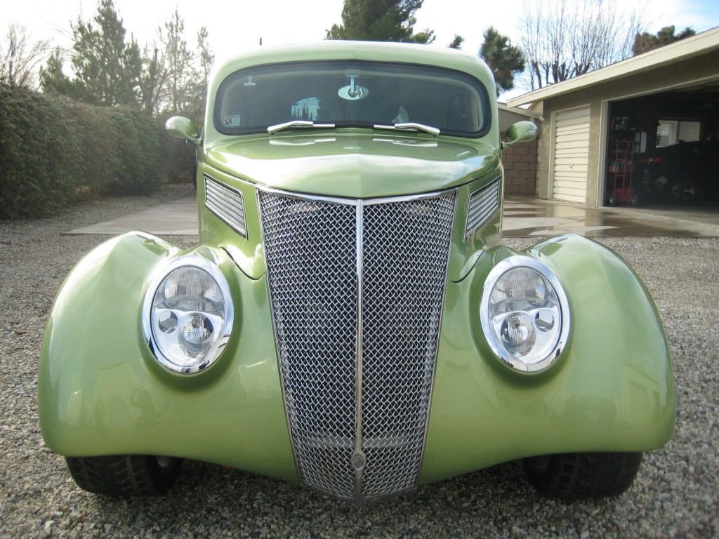 1937 Ford 2 DR Custom Slantback